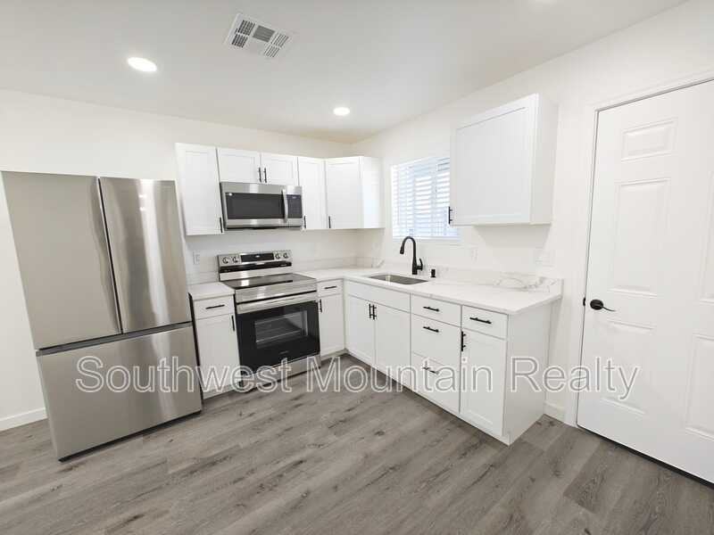 7412 N 62nd Ave - Photo 6 of 20