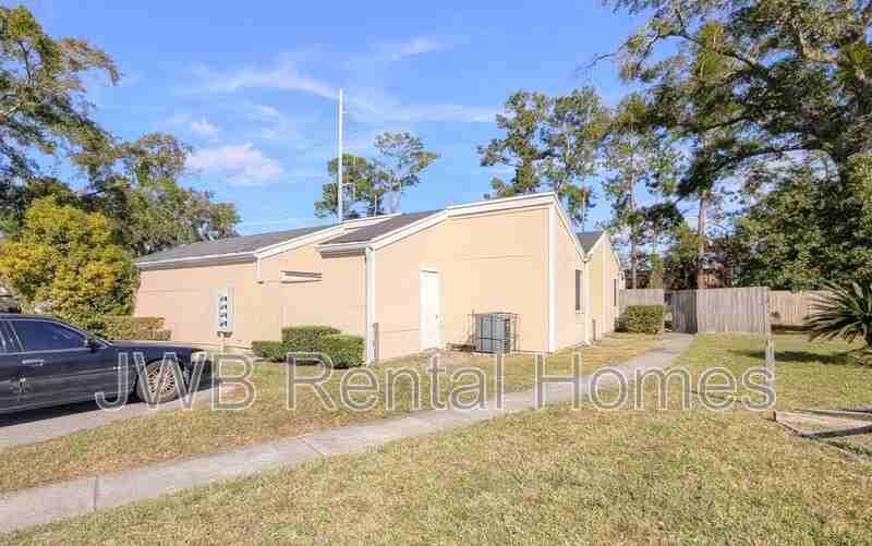 8121 San Jose Manor Dr E