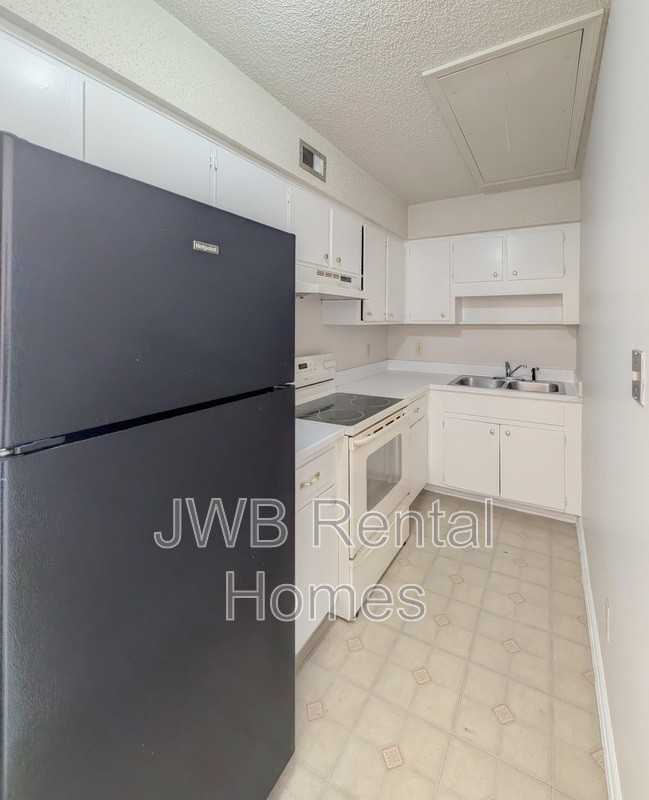 8121 San Jose Manor Dr E - Photo 4 of 12