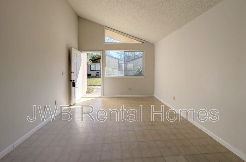 8121 San Jose Manor Dr E - Photo 5 of 12