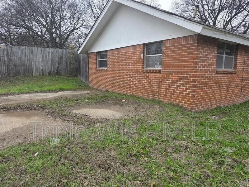 804 1/2 W 45th St - Photo 3 of 17