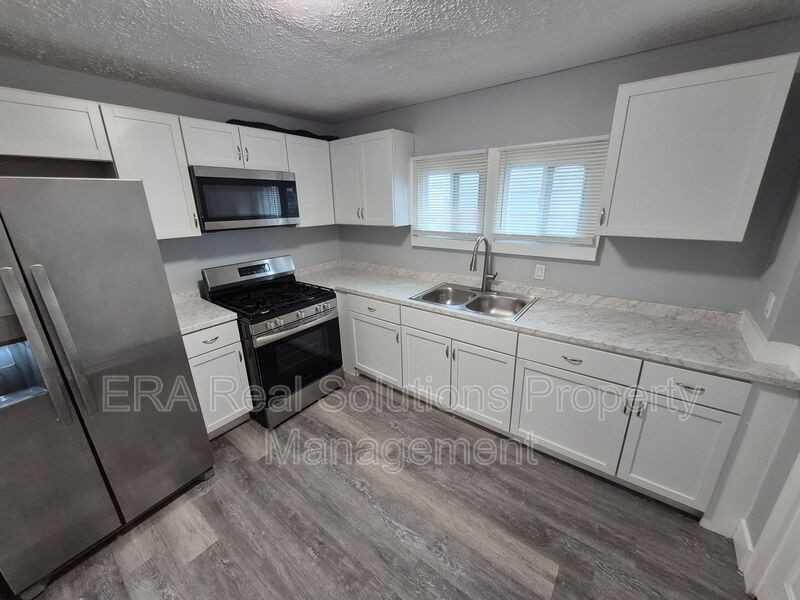 452 Catherine St - Photo 2 of 7