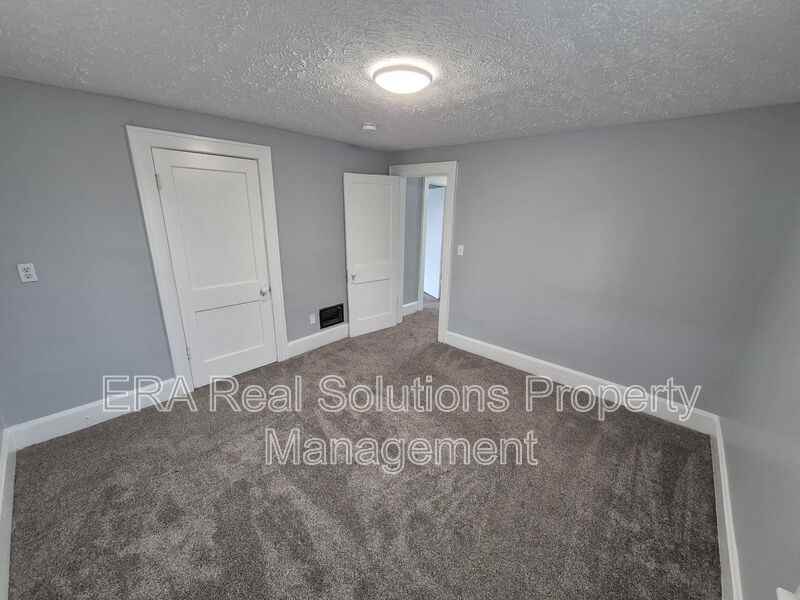 452 Catherine St - Photo 4 of 7