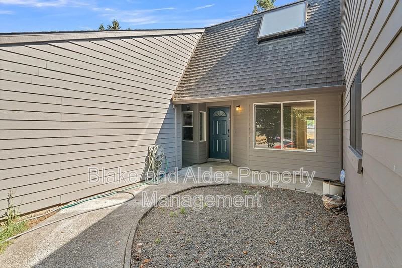 2402 Southeast 9th Court - Photo 3 of 40