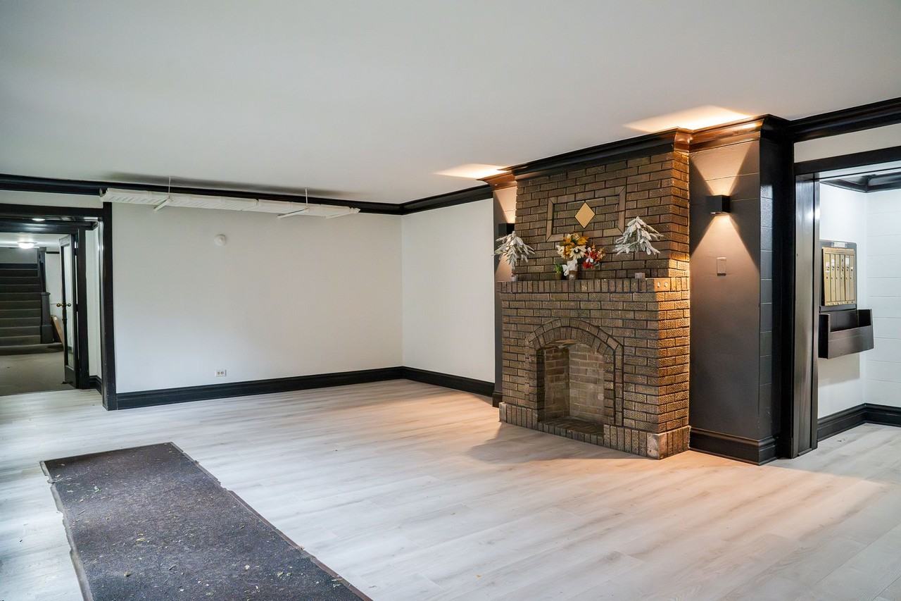 Ainslie - Photo 2 of 2