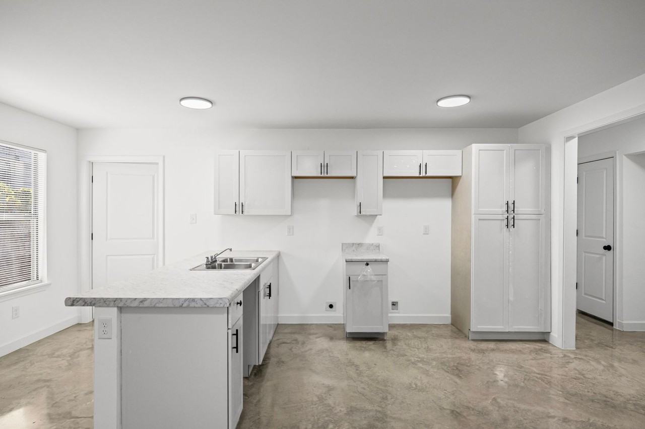3114 Pacific Avenue - Photo 3 of 6