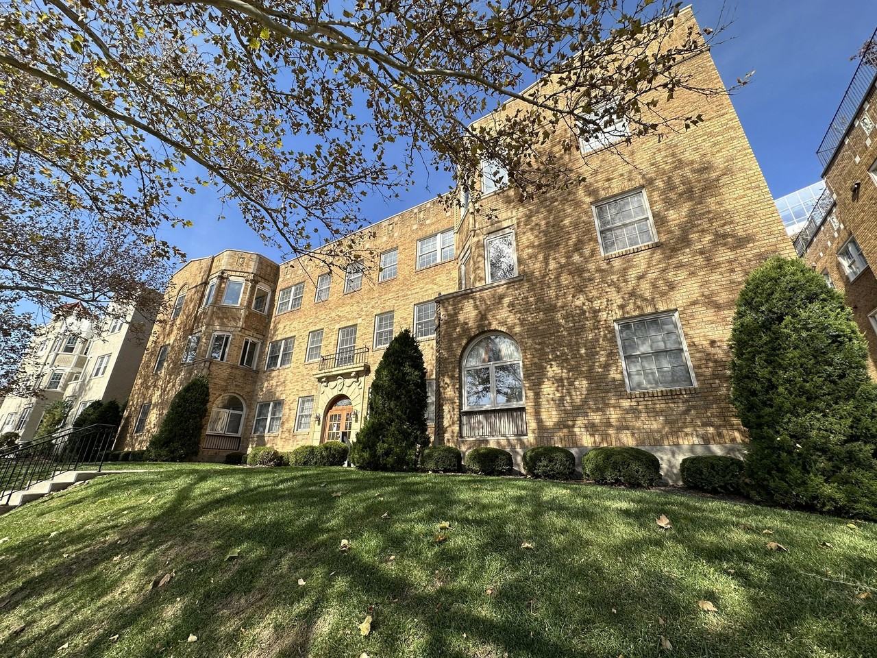 910 Ward Parkway - Photo 2 of 37