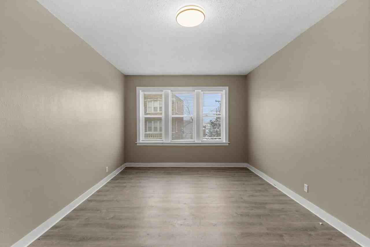 4209 Ellenwood Avenue - Photo 4 of 27