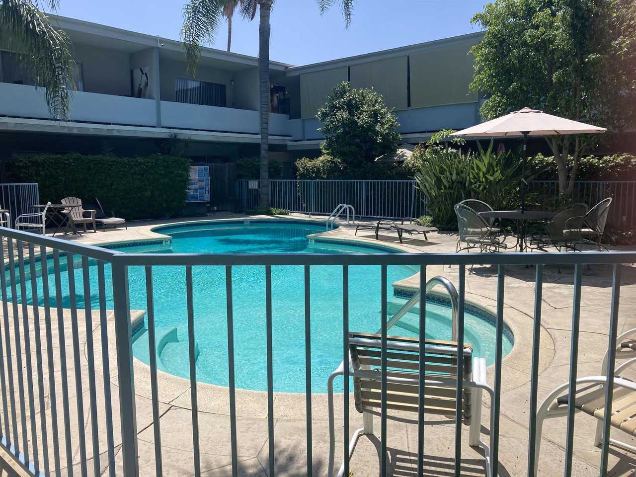 380 S Mentor Ave - Photo 2 of 9