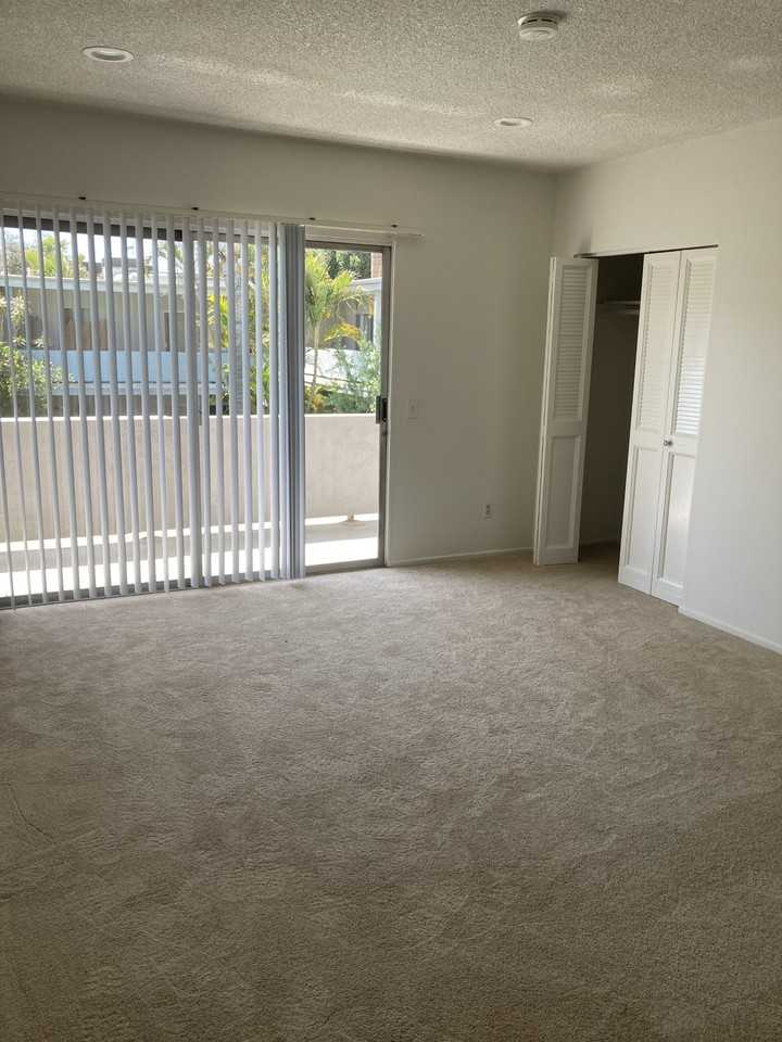 380 S Mentor Ave - Photo 5 of 9