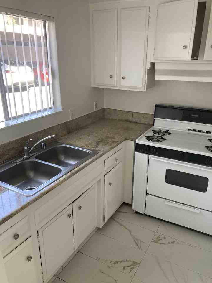 380 S Mentor Ave - Photo 6 of 9