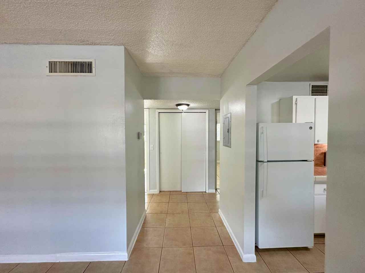 3615 Southwest 52nd Avenue - Photo 4 of 23