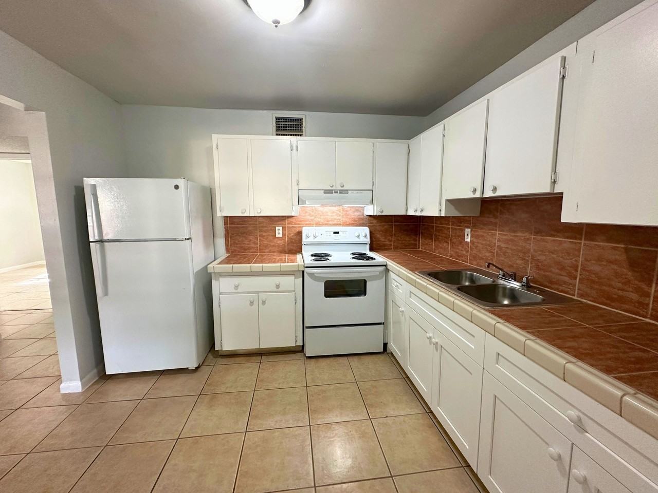 3615 Southwest 52nd Avenue - Photo 5 of 23