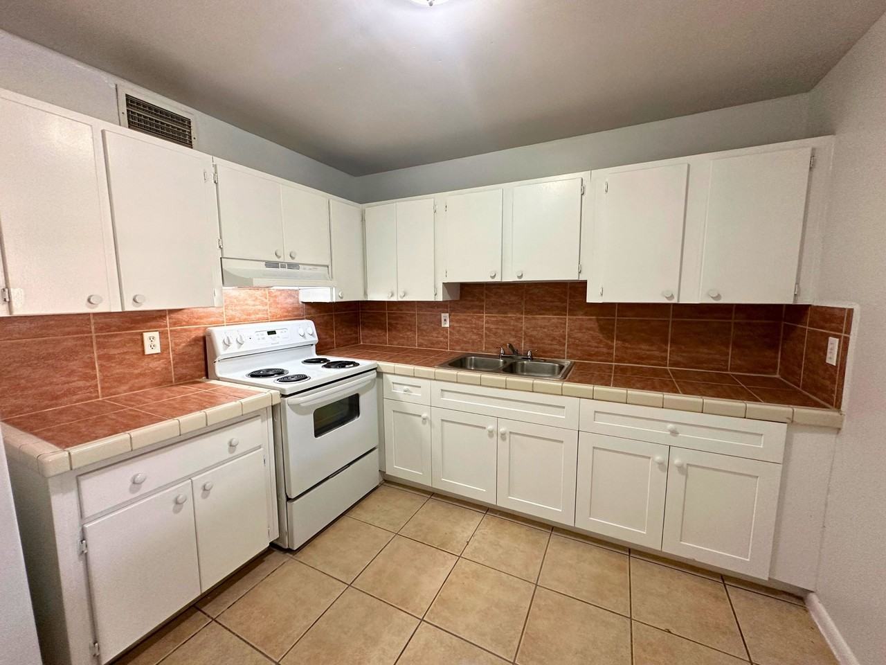 3615 Southwest 52nd Avenue - Photo 6 of 23