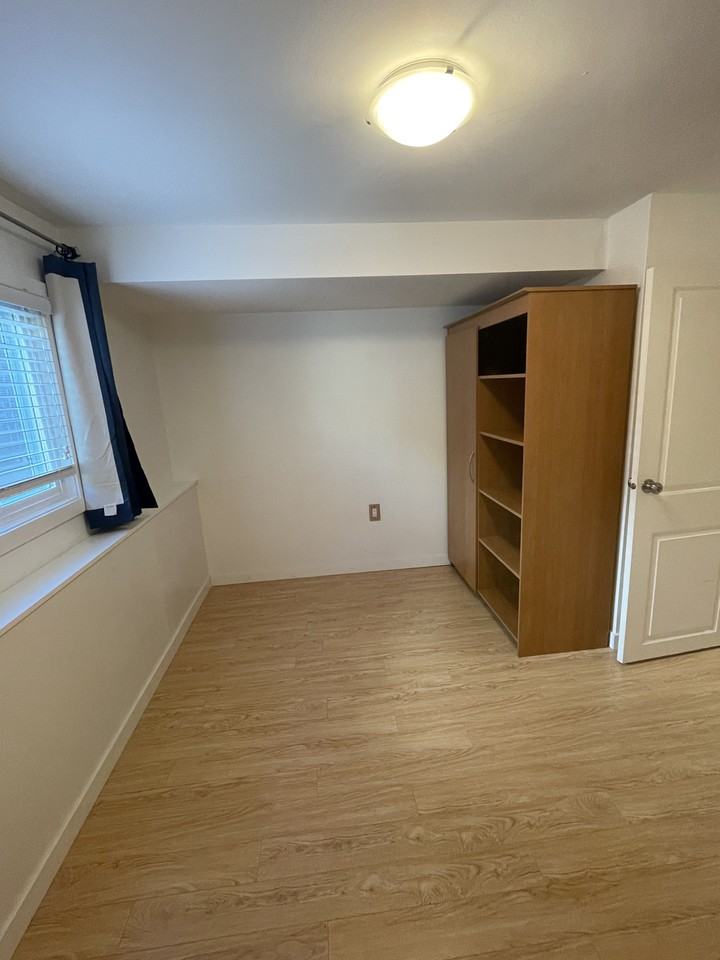 7741 Kerrywood Crescent - Photo 4 of 9