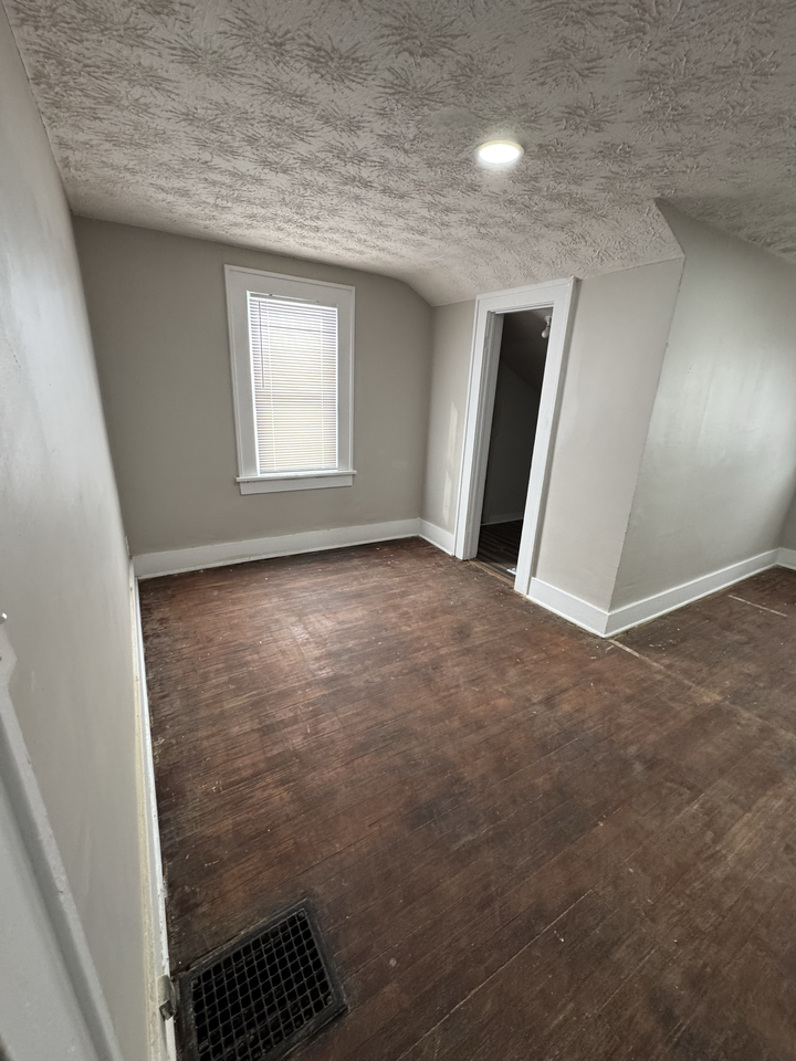 310 E Marshall St #312 - Photo 4 of 12