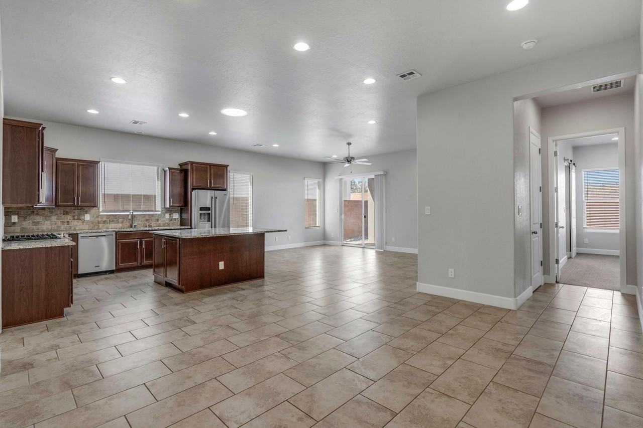 6821 Cleary Loop Ne - Photo 5 of 32