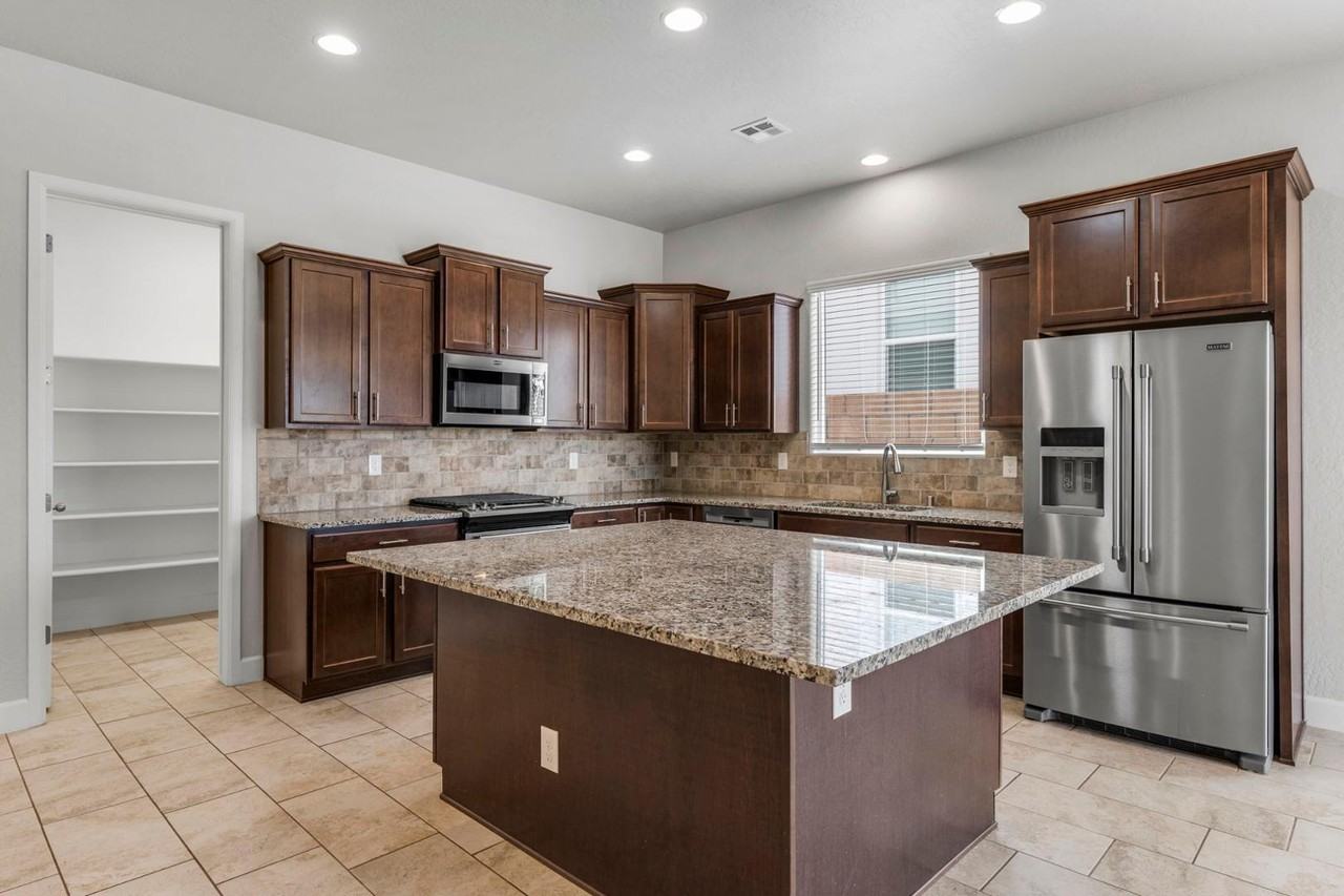 6821 Cleary Loop Ne - Photo 7 of 32