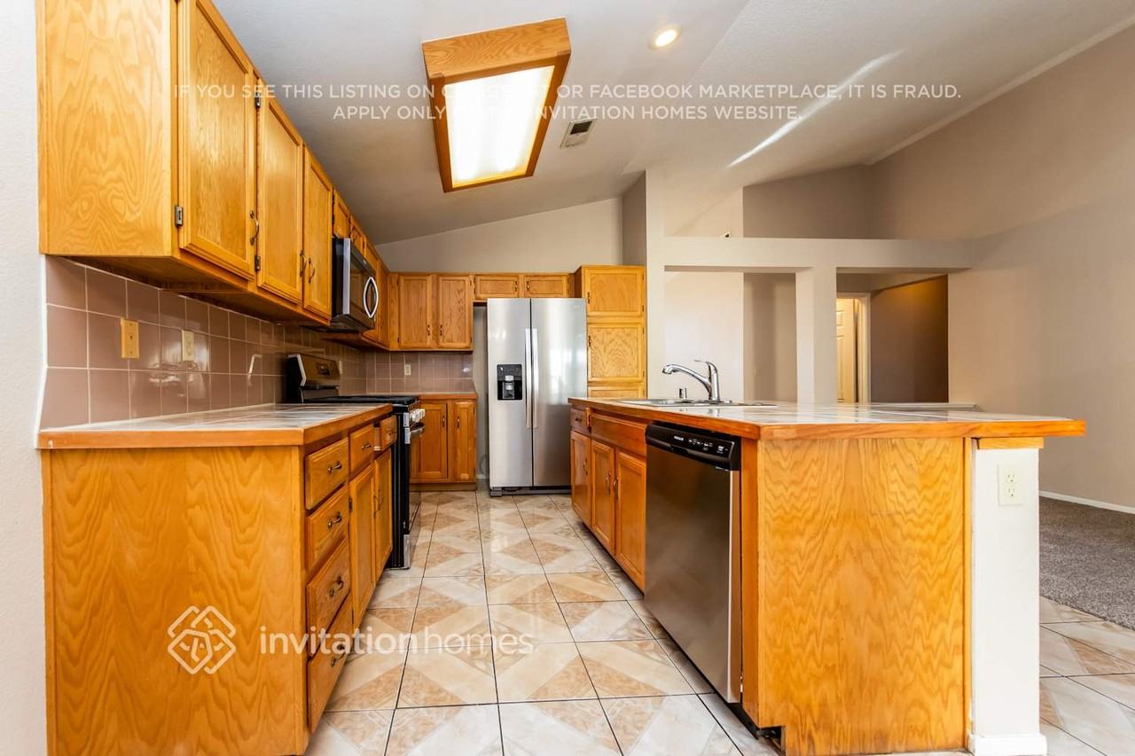 6256 Small Point Dr - Photo 7 of 17