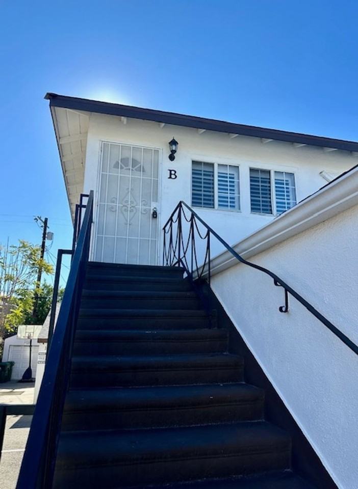 11228 Oxnard Street - Photo 2 of 13