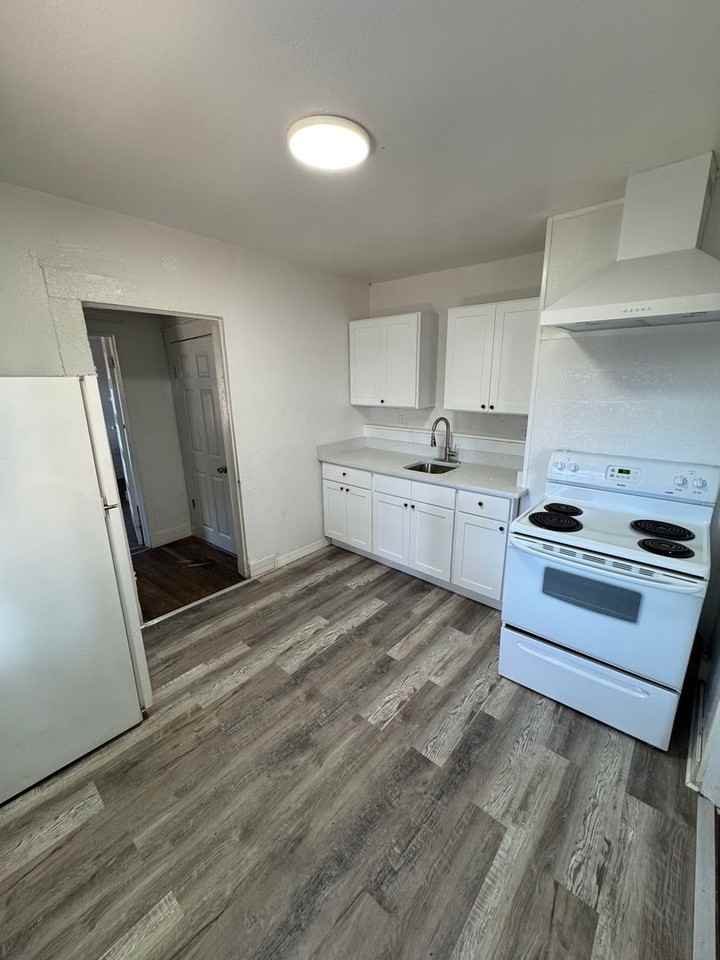 121 W 6th St - Photo 3 of 8