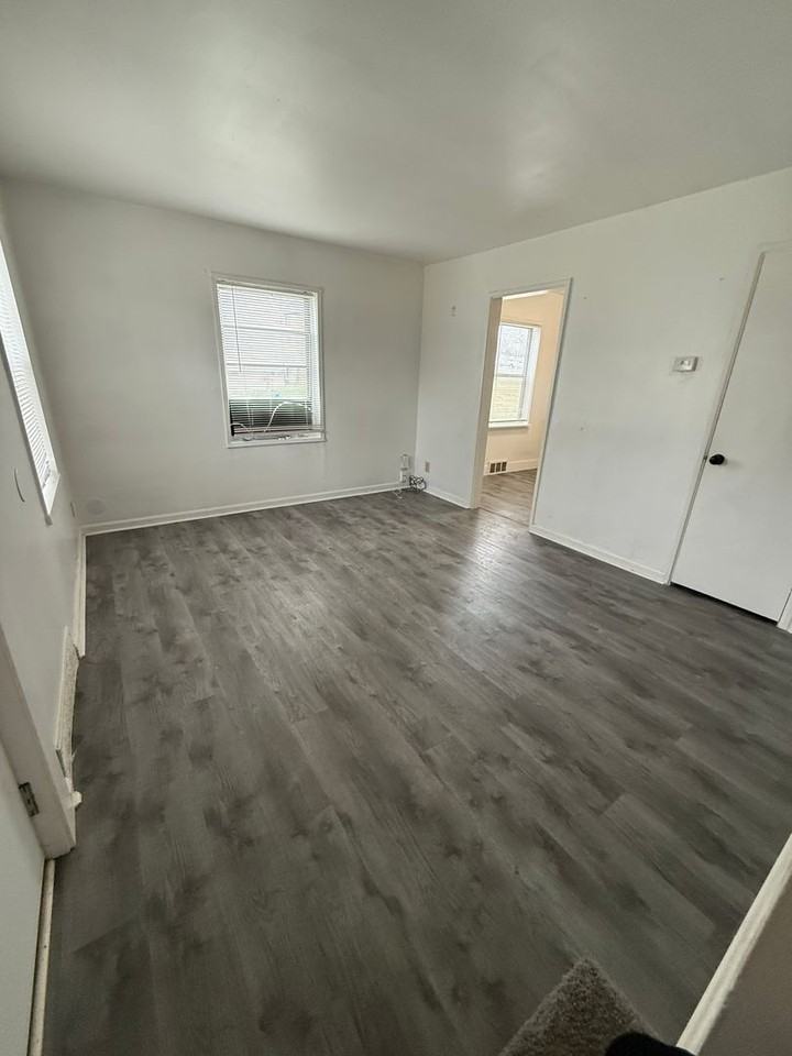 9523 Charlotte St - Photo 2 of 7