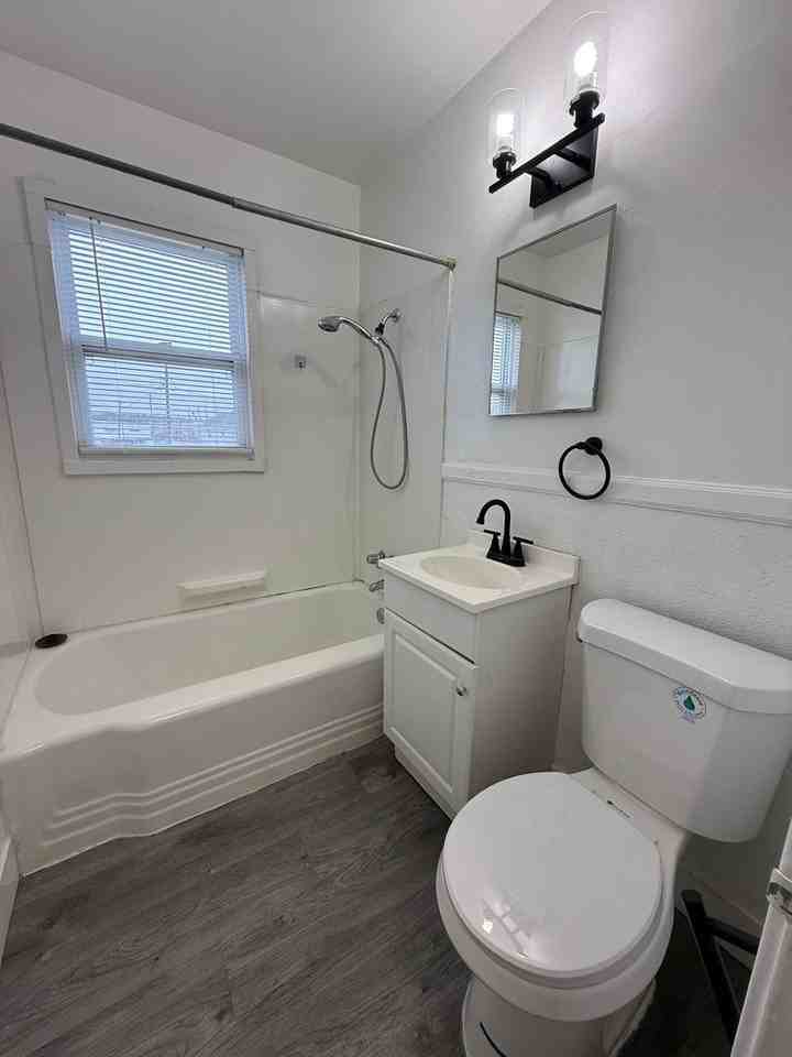 9523 Charlotte St - Photo 3 of 7