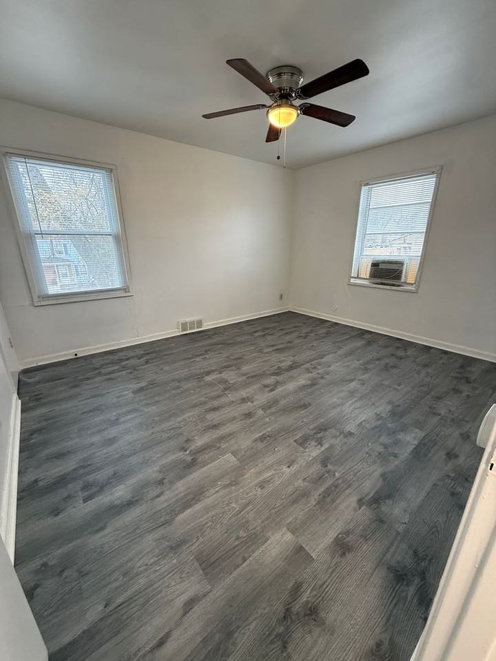 9523 Charlotte St - Photo 5 of 7