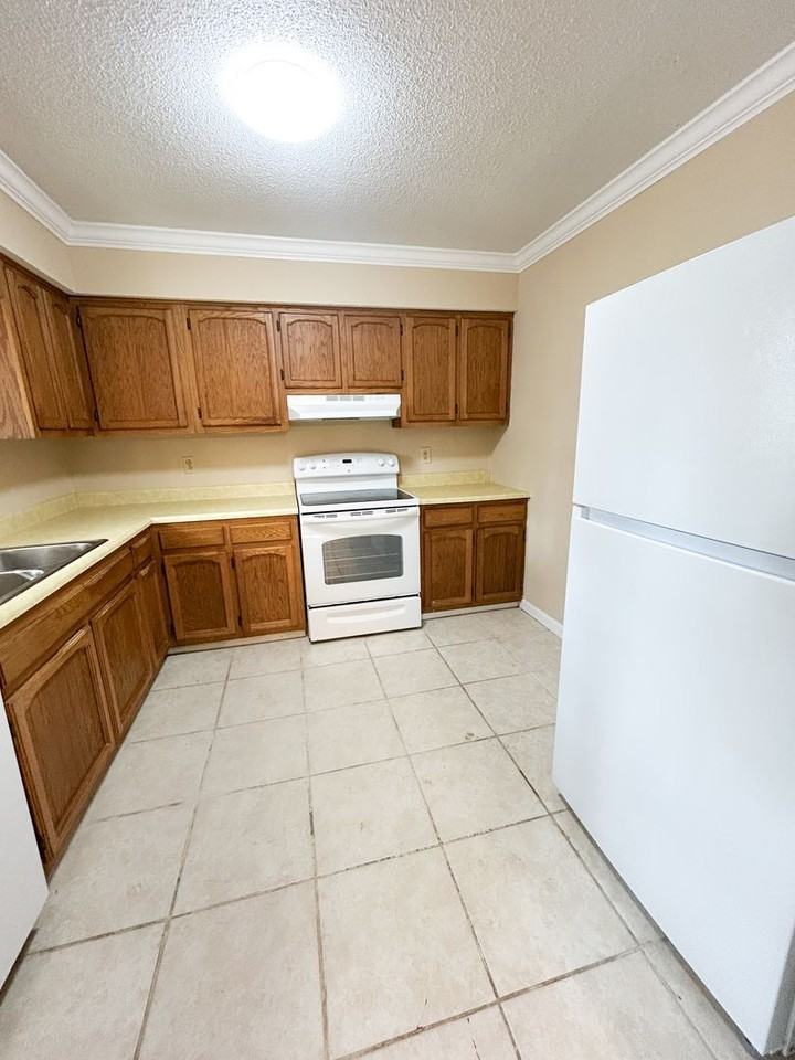 216 Frink Dr - Photo 2 of 14