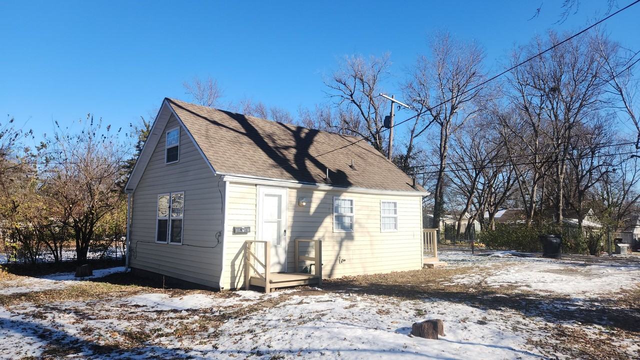 2420 Se Ohio Ave - Photo 2 of 18