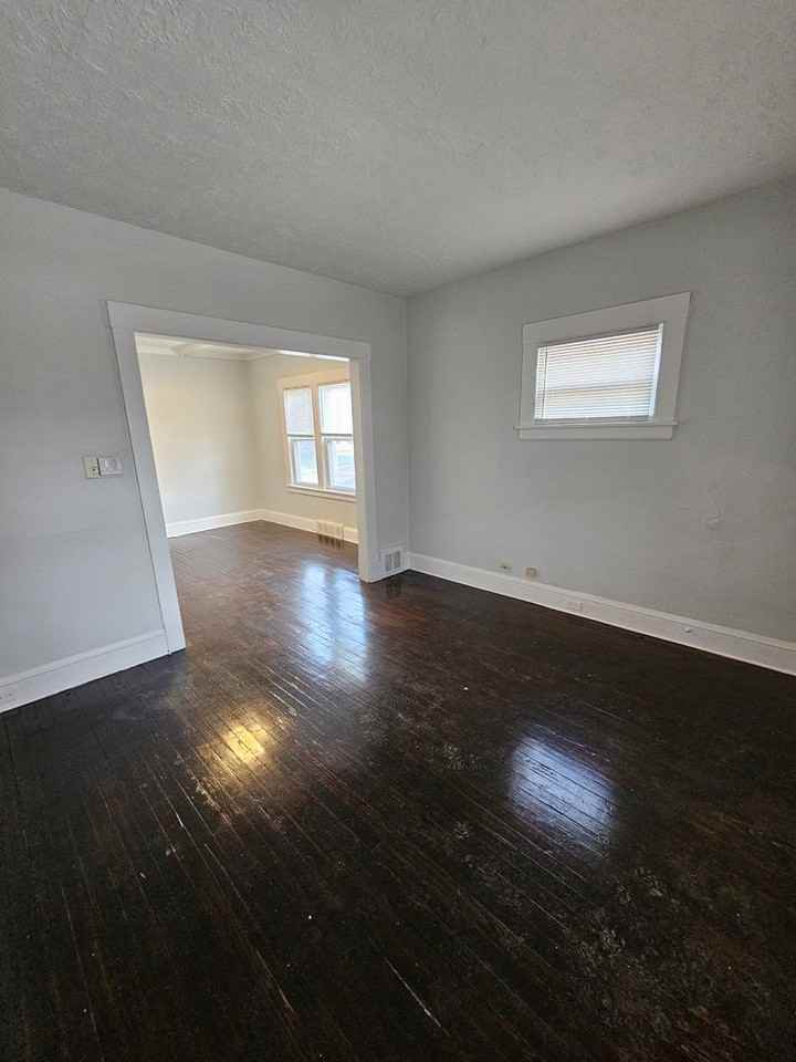 7010 Wakefield Ave - Photo 3 of 14