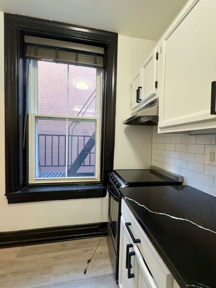 606-610 Cathedral St - Photo 5 of 10