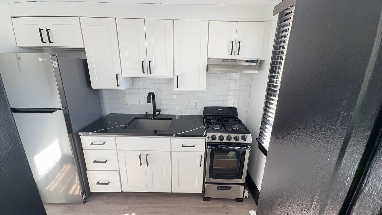 606-610 Cathedral St - Photo 7 of 10