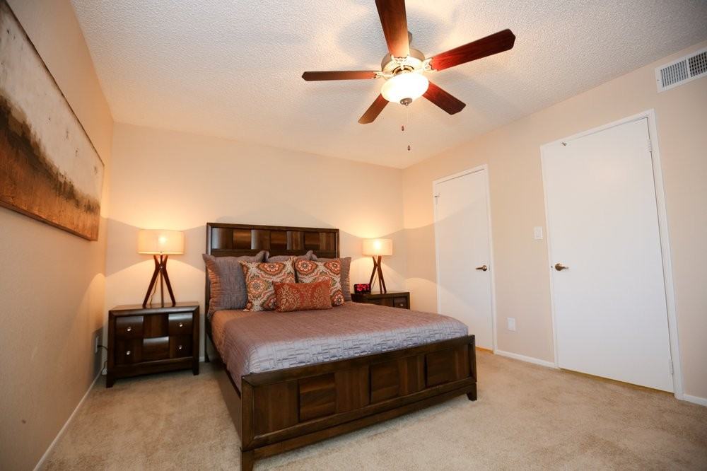 10134 W Mohawk Ln - Photo 4 of 33