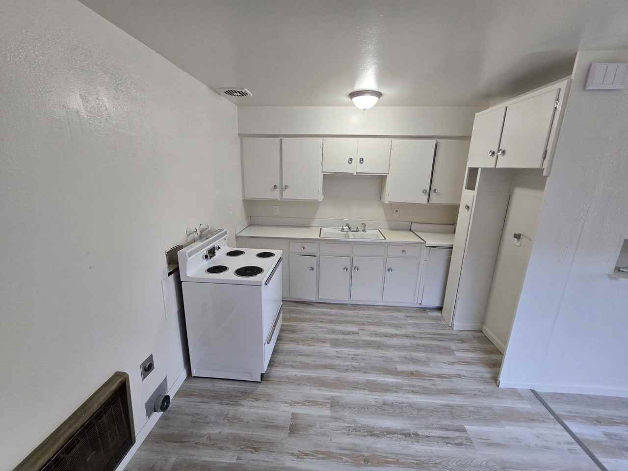 526 N 8th St - Photo 3 of 9