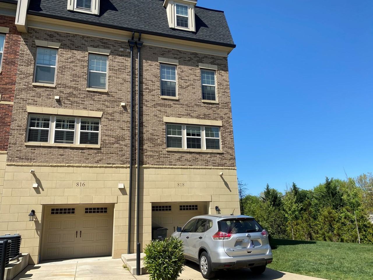 818 Admirals Way - Photo 3 of 32