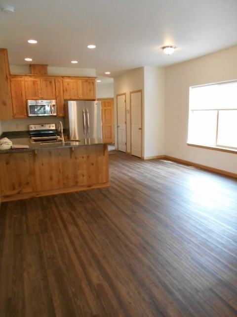 646 Southwest Taft Street - Photo 4 of 17