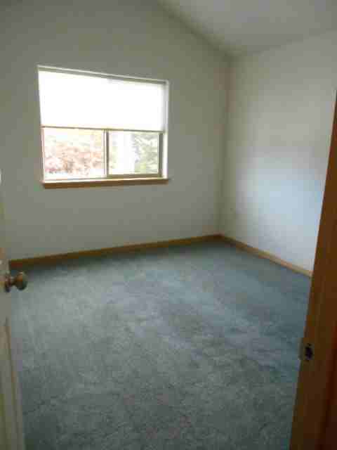 646 Southwest Taft Street - Photo 6 of 17