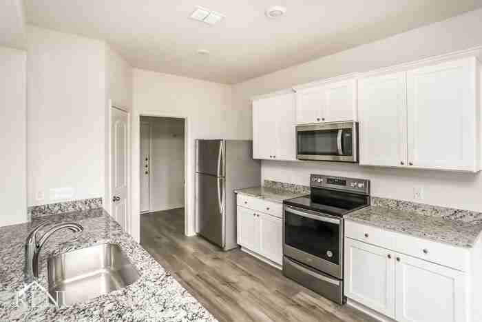 1910 Hialeah Dr - Photo 4 of 20