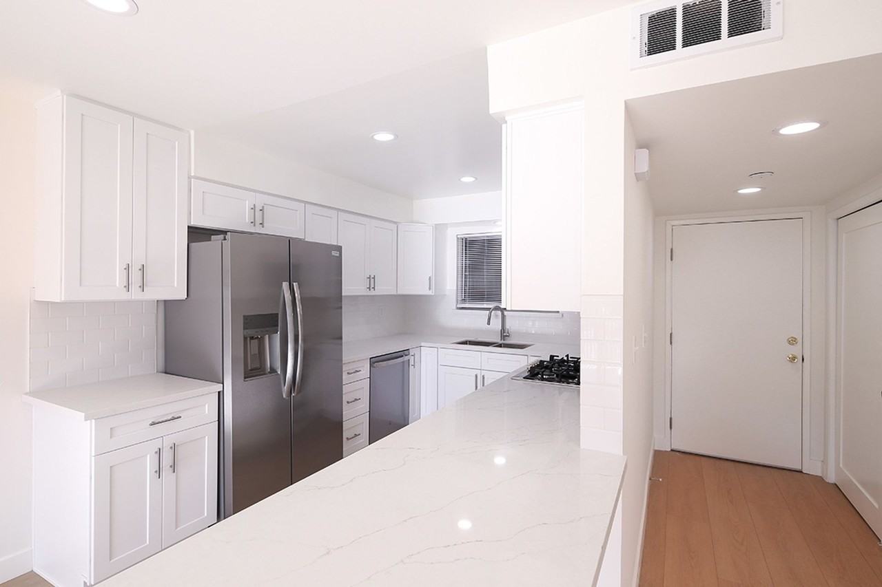 3155 Montrose Ave - Photo 3 of 21