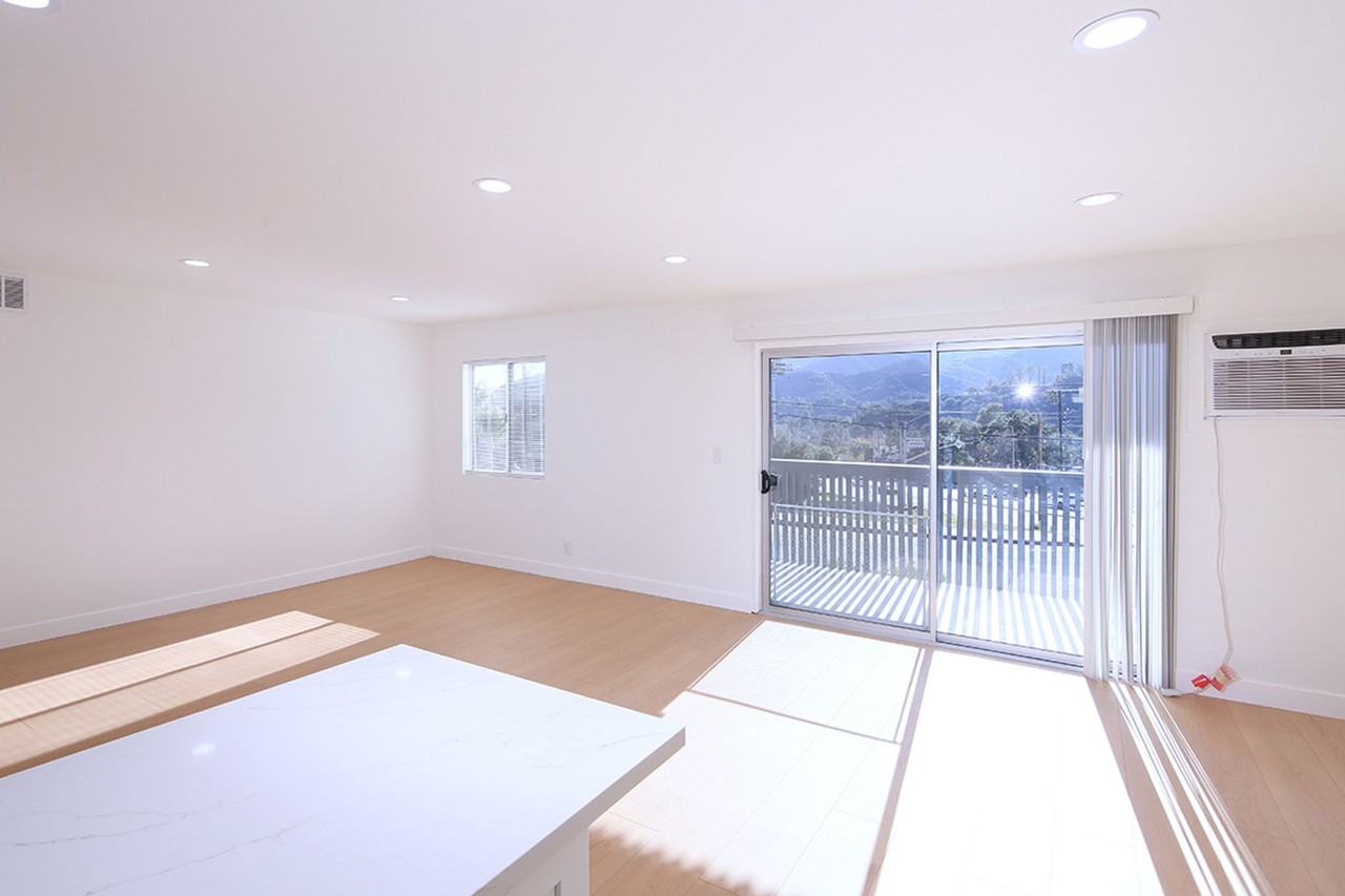 3155 Montrose Ave - Photo 7 of 21