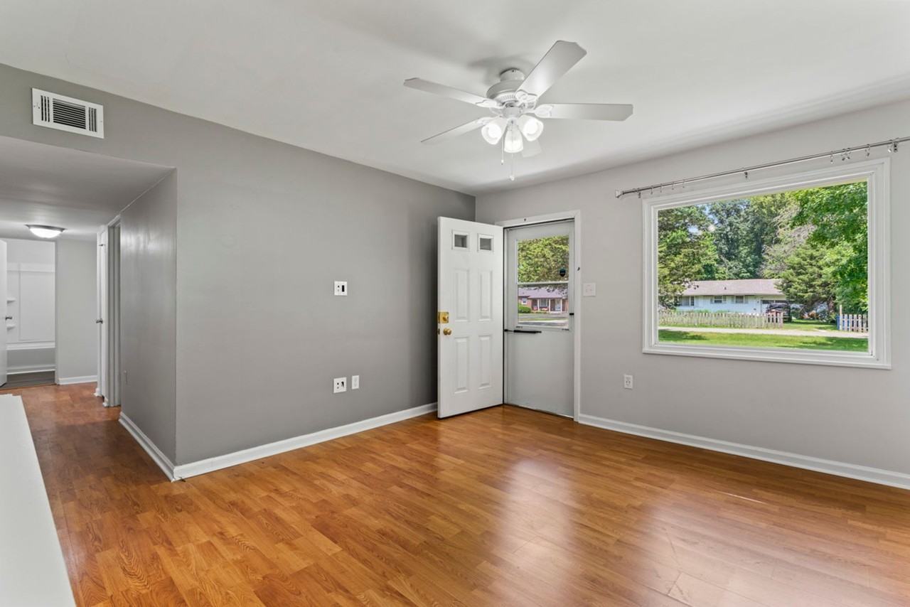 1909 Mayfair Dr - Photo 4 of 24