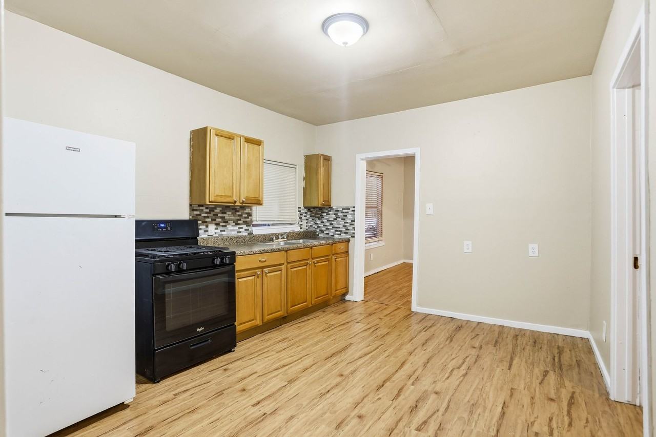 322 Utah St - Photo 6 of 14