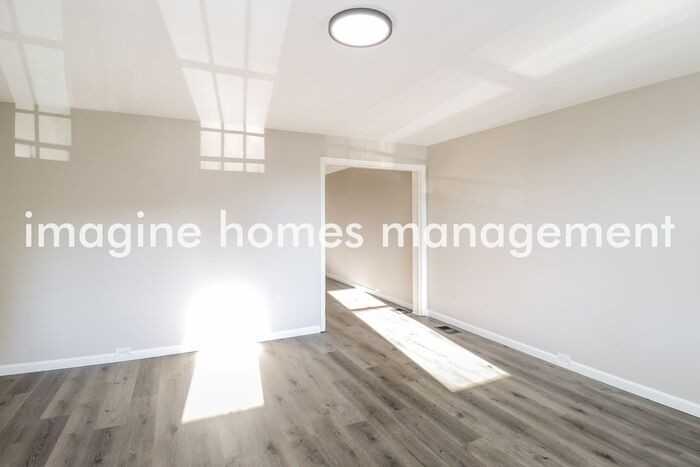 4227 Kirby Ave - Photo 5 of 18