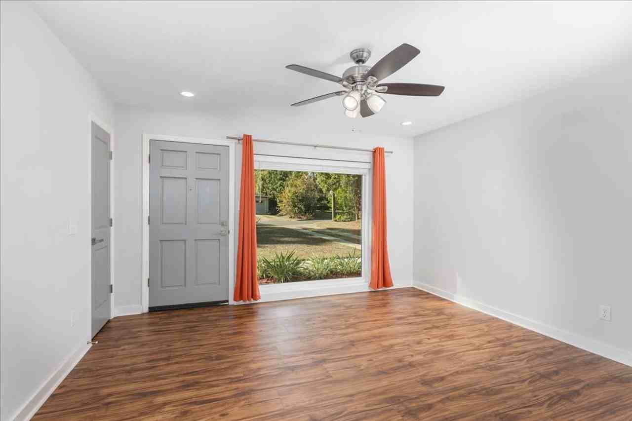 1707 Hall Dr - Photo 4 of 49