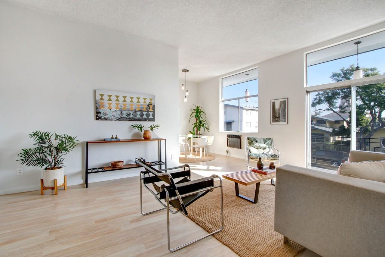 1047 N Ardmore Ave - Photo 2 of 15