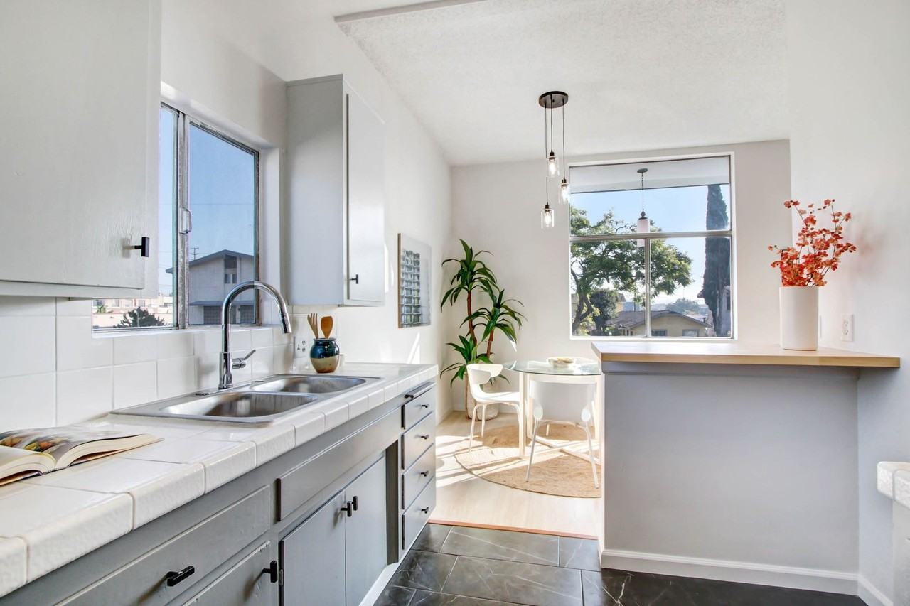 1047 N Ardmore Ave - Photo 5 of 15