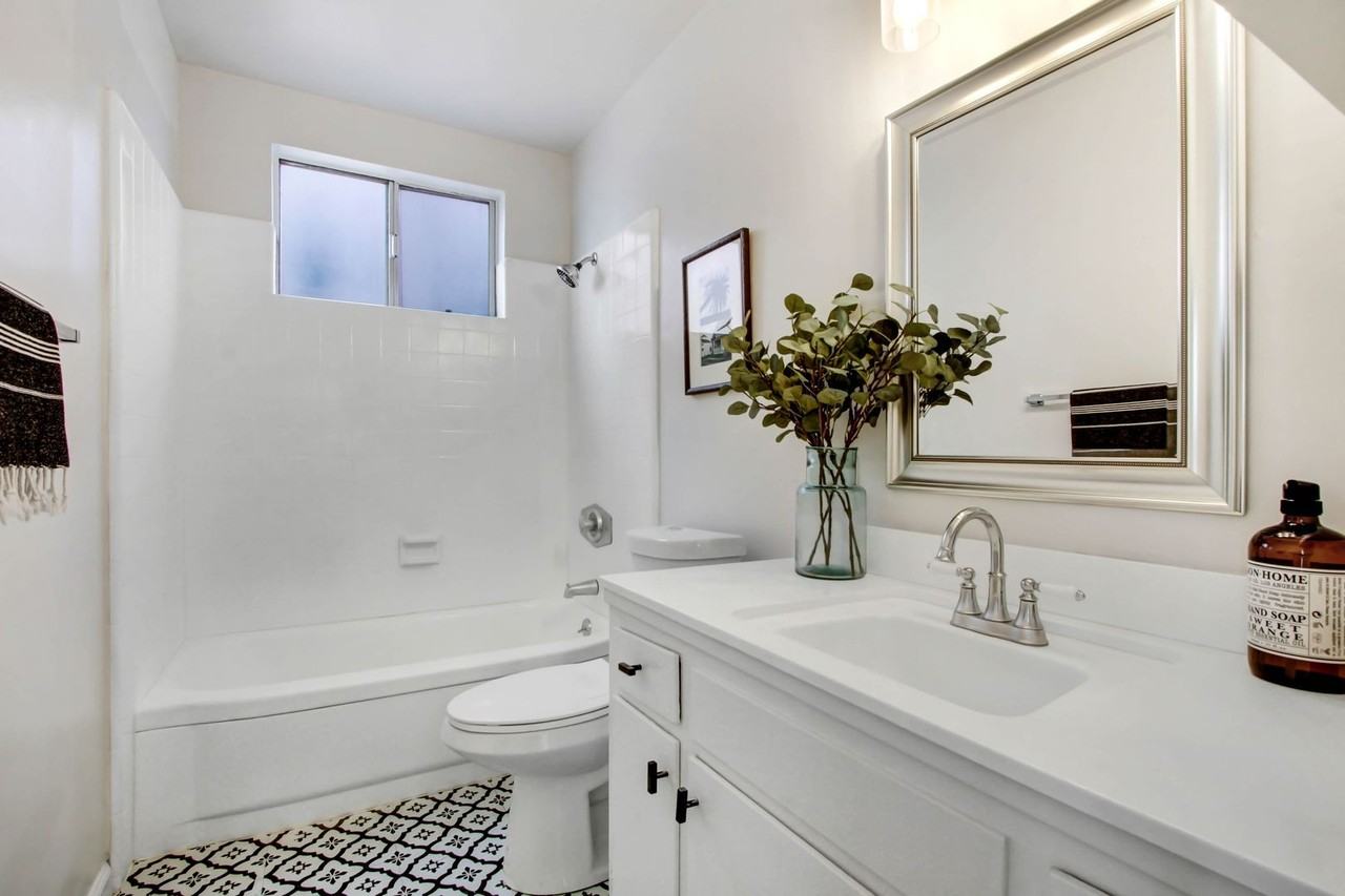 1047 N Ardmore Ave - Photo 7 of 15