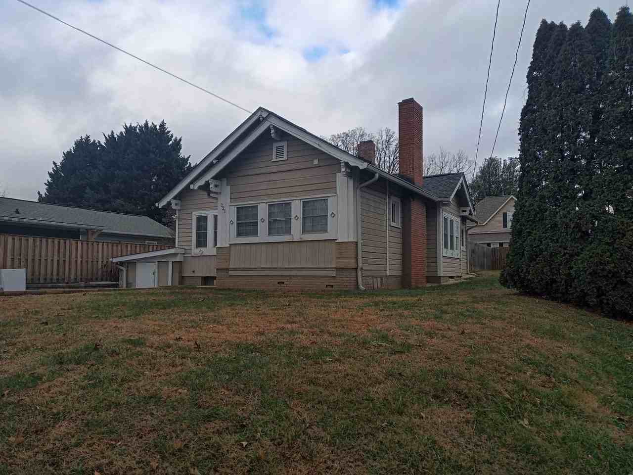 221 Summit St - Photo 2 of 18