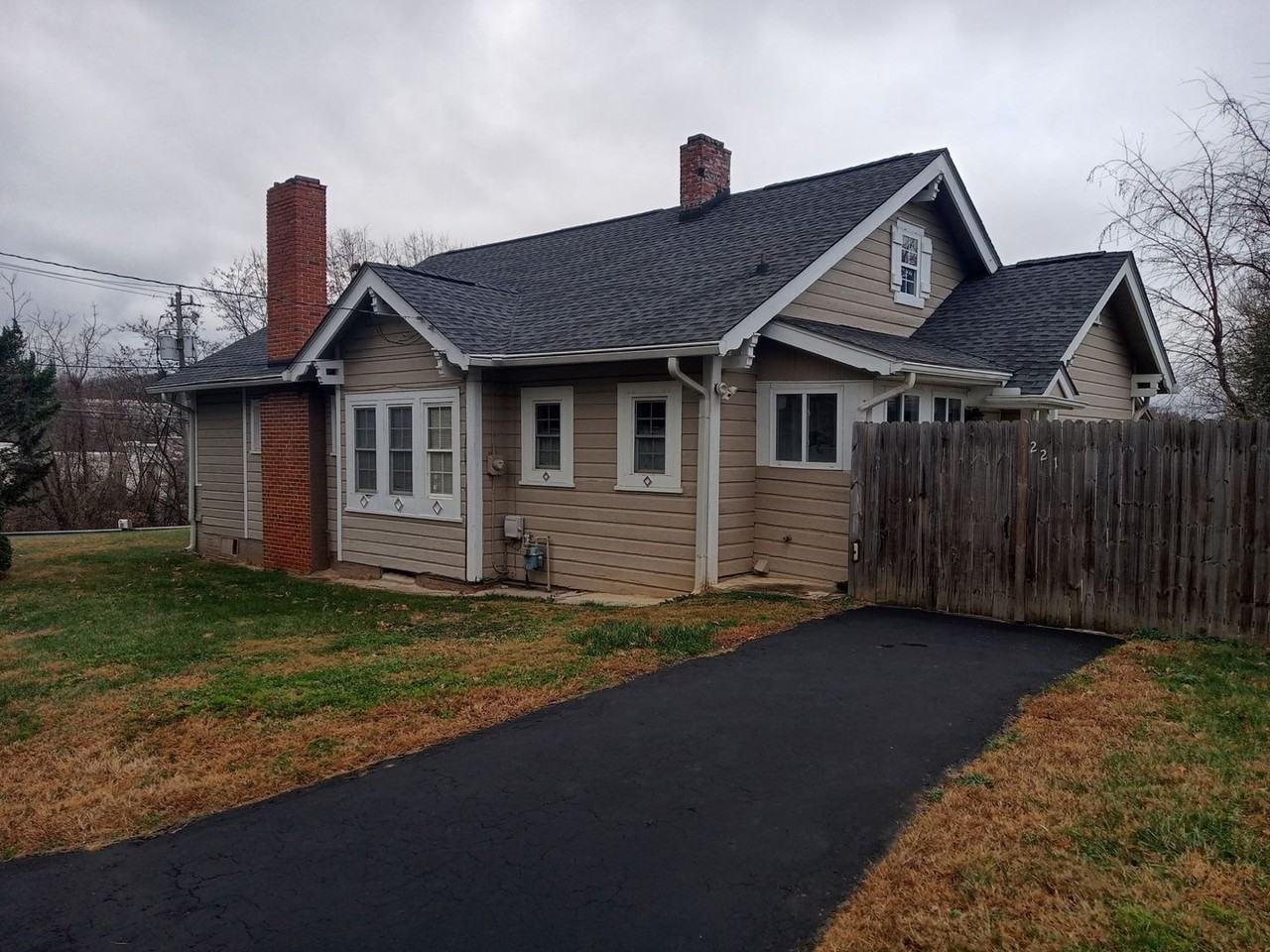 221 Summit St - Photo 3 of 18